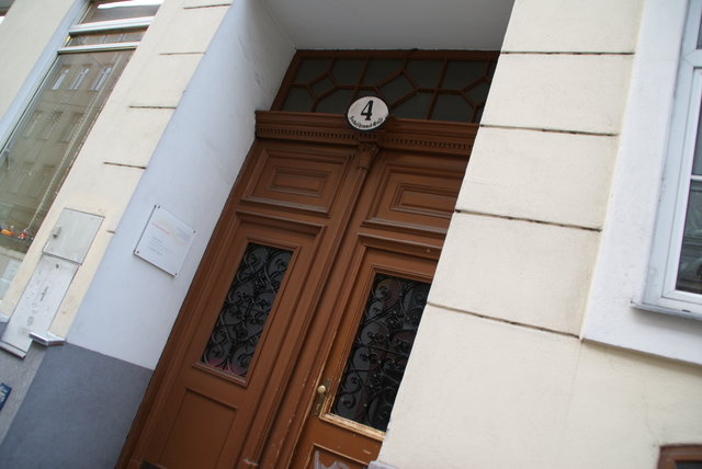 Geburtshaus: Sechsschimmelgasse 4, 1090 Wien  In diesem Gebäude mitten am Alsergrund verbrachte der Schauspieler und Entertainer seine Kindheit.