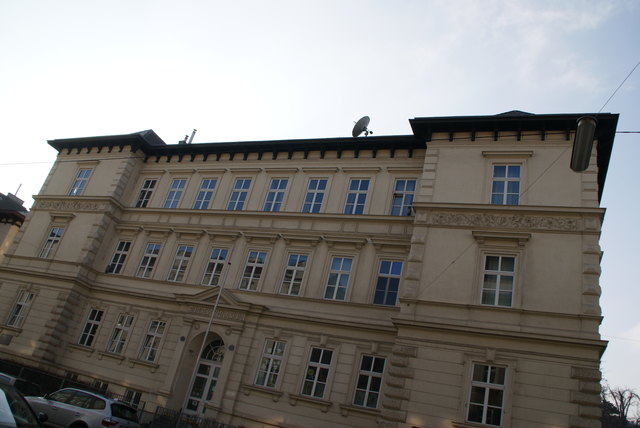 Bundesgymnasium Döbling: Gymnasiumstraße 83, 1190 Wien. Der 1926 geborene Peter Neumayer war hier Schüler, brach aber vorzeitig die Ausbildung ab.
