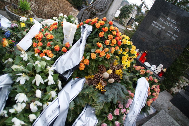 Grinzinger Friedhof: An den langen Lüssen 33, 1190 Wien Nicht unweit seines Domizils hat Peter Alexander seine letzte Ruhestätte gefunden – gemeinsam mit seiner Frau.