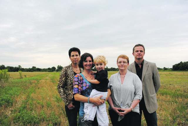Anrainer kämpfen gegen höhere Verbauung am Marchfeldkanal:  Katrin       Seidel, Silvia Kapanek, Birgitta Bauer mit ih  rem kleinen Sohn Maximilian und Hemut Bauer setzen sich für die Gegend ein. | Foto: Riedmüller