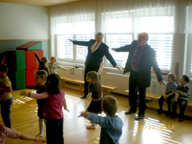 Bürgermeister Osterbauer und Ortsvorsteher Berger beim Tanzen mit den Kindern