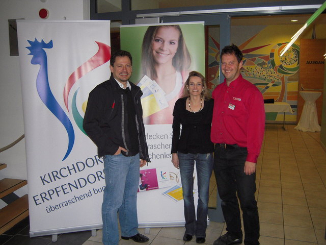 Mag. Christoph Wörgötter, Dorfsaal-Wirtin Monika Werlberger und Michael Schwaiger (Obmann der Werbegemeinschaft Kirchdorf-Erpfendorf) freuen sich auf viele Besucher bei der 1. Kirchdorfer Frühjahrsmesse am Sonntag, 20. März im Kirchdorfer Dorfsaal