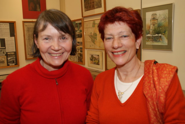 Uta und Claudia ließen sich von den bunten Arrangements begeistern.