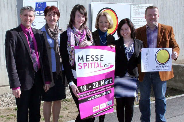 Projektleiter Prof. Adolf Lackner, Prof. Edith Rainer; Direktorin Mag. Johanna Egger, Messepräsident Dirk Drechsler; Projektassistenten Johanna Podesser & Katharina Überbacher (v.l.n.r.)
