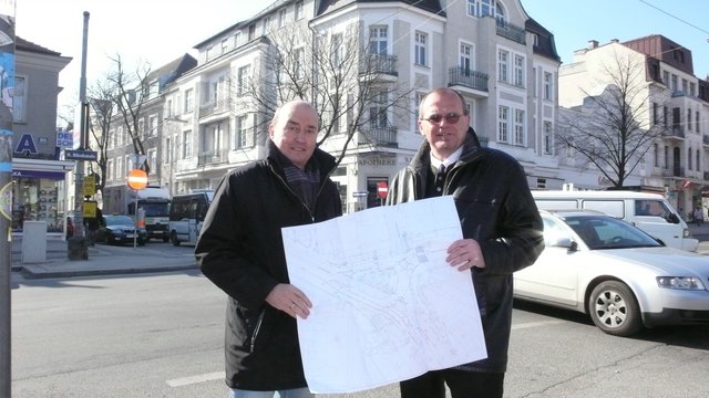 Gemeinderat Franz Ekkamp (li.) und Bezirksvorsteher-Stellvertreter Anton Mandl mit ihren Vorschlägen zum „Sieveringer Spitz“.