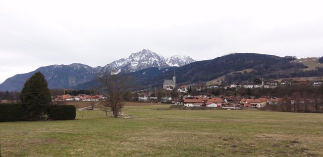 in der Bildmitte mit Staufenmassiv
