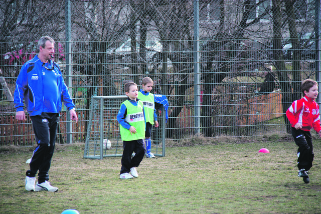 20 kleine Hietzinger kicken beim ASV 13. Dem Verein droht die teilweise Einstellung des Spielbetriebs, wenn es keine Einigung mit dem ASVÖ gibt. | Foto: Peschek