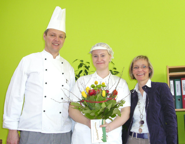 Der Küchenchef Harald Linbichler und die Verwaltungsdirektorin Andrea Schindler Perner gratulierten Maria Brugger. | Foto: Krankenhaus Tamsweg