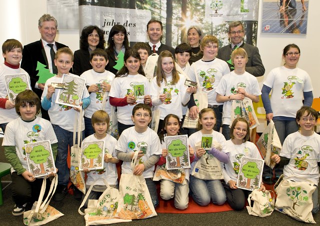 Die 4a der Ökolog-VS-Zirl mit ihren selbstgeschnitzten Bäumen beim Treffen mit den Politikern. | Foto: Lebensmittelministerium/APA/Pichler