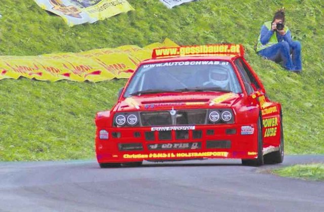 Gedrückte Stimmung trotz Auftaktsieg von Felix Pailer im roten Lancia Integrale. | Foto: Ch. Rieger