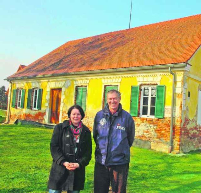 Der Spielleiter von Kawost, Karl Weber und Tünde Gruber, die die Kindergruppe Minikawost initiierte, vor dem Minitheater in Altenmarkt.