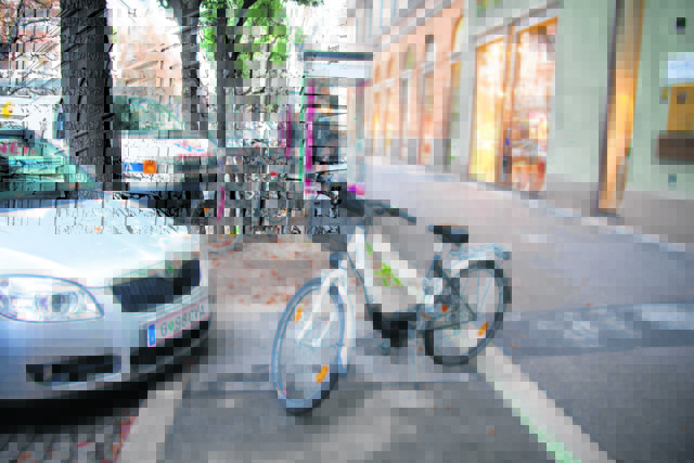 Fahrräder , Radweg, Fußgänger, Fußweg, Parkplätze, Glasvitrinen und Schaufenster sollen hier Platz finden. Nun zeichnet sich ab, dass die Wirtschaftstreibenden lieber auf die Vitrinen als auf die Parkplätze verzichten. | Foto: Martin Wiesner