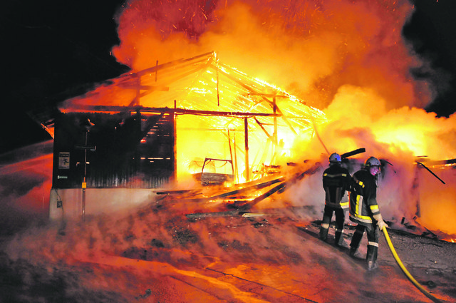 Das Wirtschaftsgebäude brannte aus; das Wohnhaus und auch ein Nachbargebäude wurden schwer beschädigt. | Foto: Zoom-Tirol