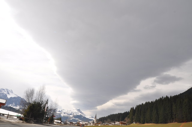 Als ob das Kitzbüheler Horn zum Volkan mutiert wäre und eine Riesen-Aschenwolke auswerfen würde... Gesehen von St. Jakob aus.