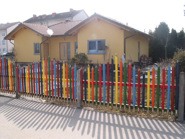 Ein Gartenzaun, wie er der Villa Kunterbunt alle Ehre machen würde, findet sich in Mitterdorf im Mürztal.