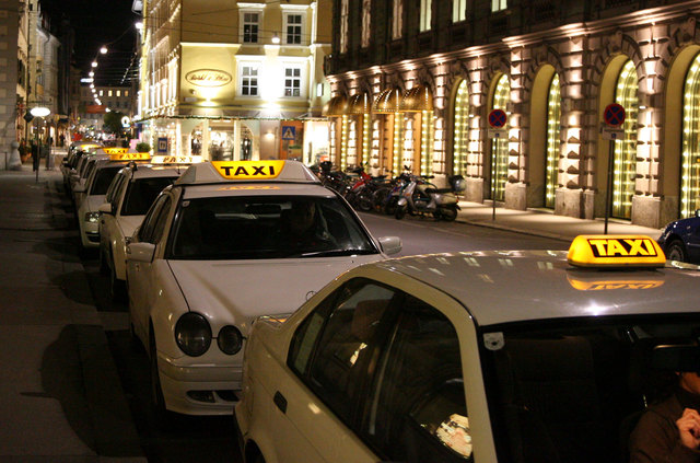 Die Schlange der leer stehenden Taxis wird in Graz immer länger. Seitens der WK versucht man nun mit einer Qualitätsoffensive gegenzusteuern. | Foto: Stuhlhofer/Wolf