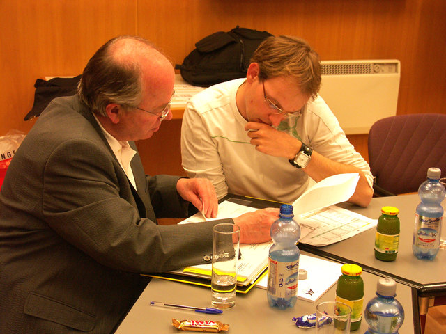 Hans Kreuzer (li) gewährt Einblick in die Martiniladen-Buchhaltung