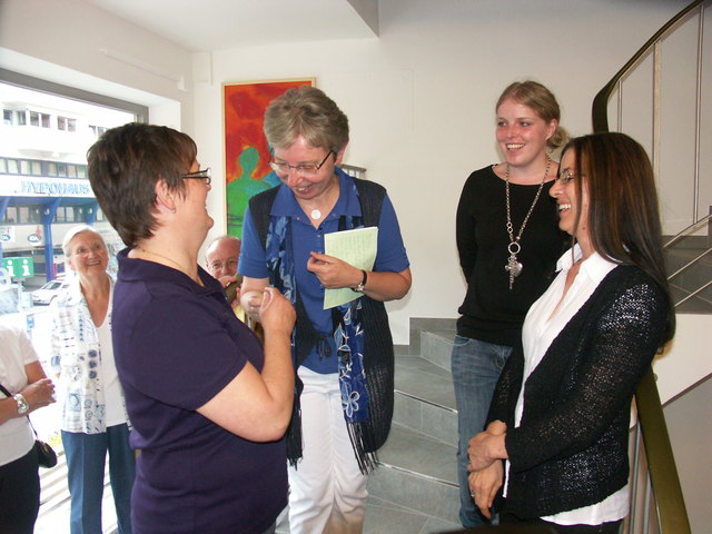Schlüsselübergabe im Rahmen der Eröffnungsfeier des Martiniladens am 15. Juni 2010