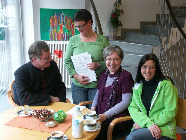 Feber 2010: Bischof Manfred Scheuer zu Besuch im Martiniladen in Landeck