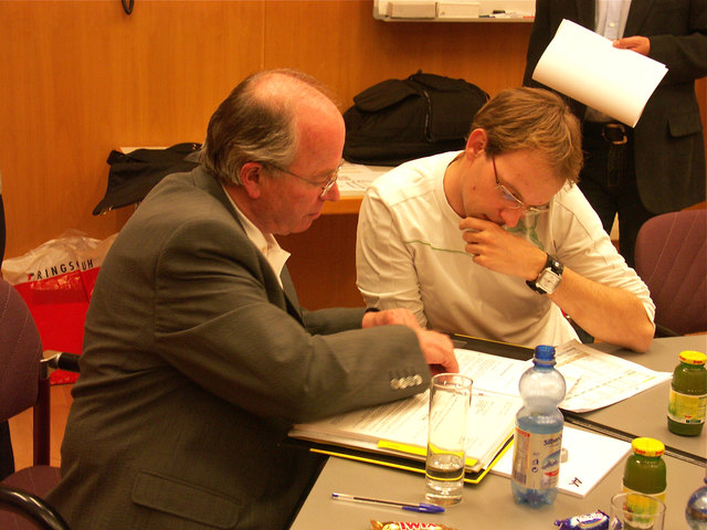 Hans Kreuzer (li) gewährt Einblick in die Martiniladen-Buchhaltung