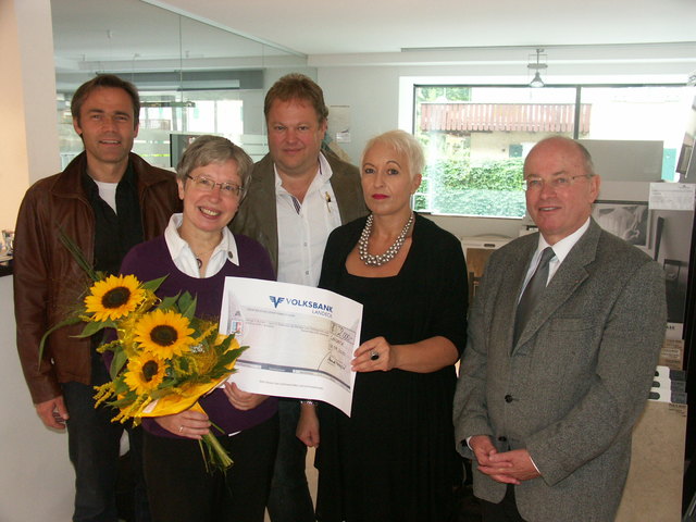 September 2010: Schecküberreichung im Geschäft der Firma Öfen-Fliesen-Granit Federspiel in Landeck