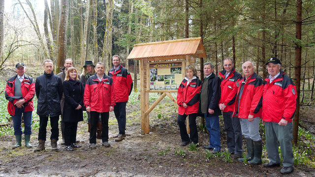 Ortseinsatzleiter der Berg- u. Naturwacht Franz Schlögl (6. v. l.) mit Bgm. Salmhofer, BH Rüdiger Taus, Vertretern der Naturschutzbehörde und weiteren Vertretern der Berg- u.Naturwacht u. der Landesleitung mit Heinz Pretterhofer bei der Tafelpräsentation.