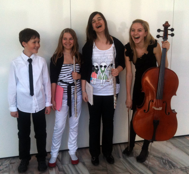 Große Freude beim Ensembe FALeRa (Flora Rajakowitsch, Rafaela Greil, Leona Rajakowitsch, Adrian Kukutschki, v.r.)
