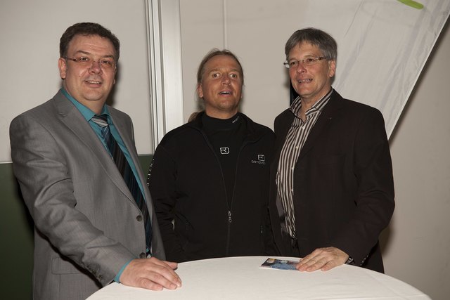 LHStv. Peter kaiser mit dem blinden Bergsteiger Andy Holzer und Naturfreunde-Obmann Gerald Loidl beim 11. Bergfilmfestival in der Uni Klagenfurt.