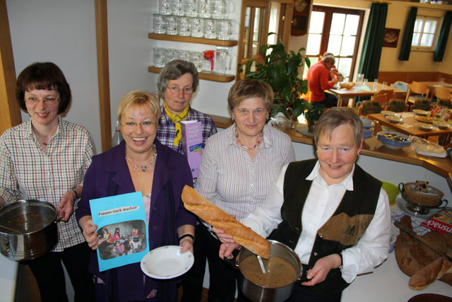 v.l. Veronika Lehenauer, Franziska Neureiter, Marianne Gimpl, Aloisia Lehenauer und Notburga Weißenbacher | Foto: freigegeben von MMag. Michael Neureiter