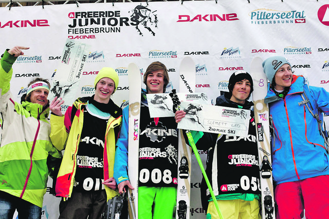 Der Gewinner des Swatch Big Mountain Fieberbrunn by Nissan 2011 Stefan Häusl (li.) und der Drittplazierte Matthias Haunholder (re.) überreichen die Gewinnerschecks an die Youngsters. | Foto: Big Mountain