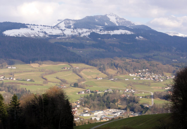 Von der Scharte am Almerberg öffnet sich ein schöner  Blick ins Wiestal und auf den Schlenken