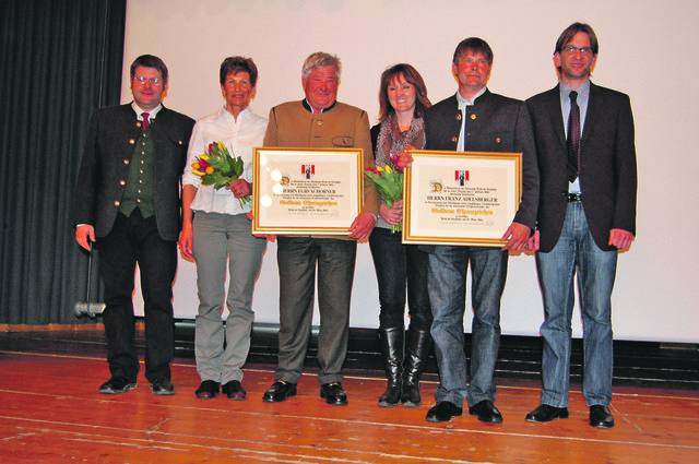 Bgm. Stefan Jöchl (li.), Bgm.-Stv. Hansjörg Hölzl (re.) mit den Geehrten Gidi Achorner und Franz Adelsberger mit Gattinnen. | Foto: Opperer