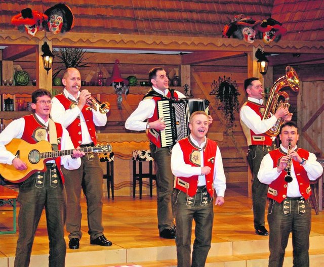 Beim Musikanten- stadl durften „Die Fehringer“ um ihren Sänger Franz Gingl (M.) nicht fehlen. | Foto: KK