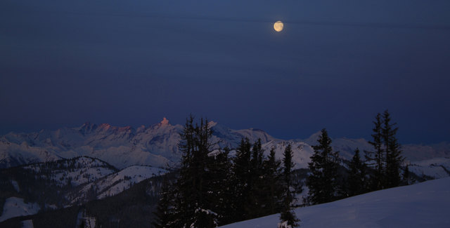 356 577 km ist der Mond von der Erde entfernt. Heute früh aufgenommen.