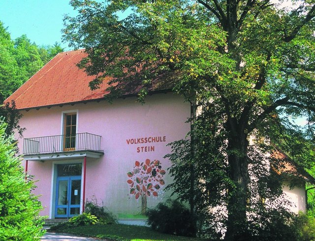 Das Schulgebäude in Stein in seiner naturbelassenen Umgebung erlaubt neben dem Unterricht eine optimale, erholsame Pausengestaltung im Freien.