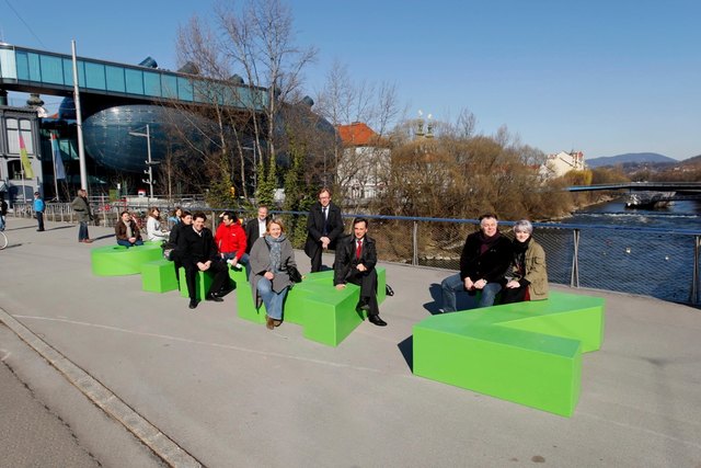 Sitzgelegenheiten des Projekts „Design von GrA-Z“ auf der Hauptbrücke