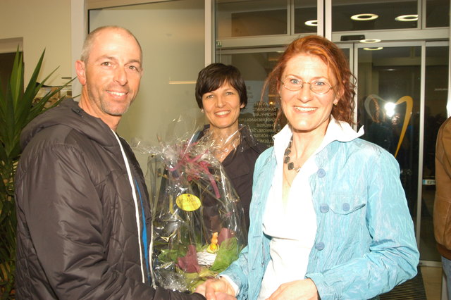 Karin Serrat (re.) mit den Gratulanten Franz und Angelika Schuler von „Schuler Sports“ in Schwoich. | Foto: Weninger