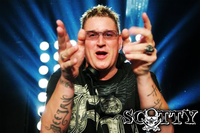 Unterstützung an den Turntables kommt von Scotty, bekannt durch "The Black Pearl".