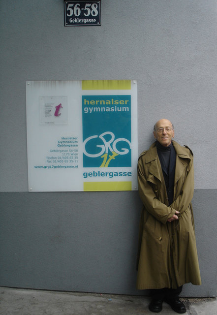 Frederic Morton vor seiner ehemaligen Schule | Foto: GRG 17