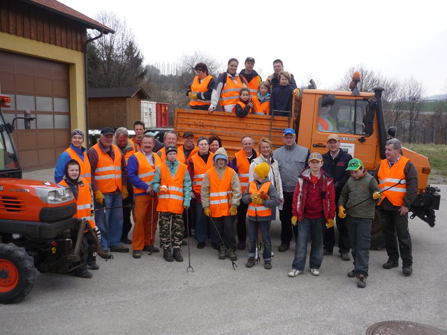 Rund 30 Helfer fanden sich Samstag früh am Bauhof ein, um beim Säubern der Straßenränder in Altlengbach zu helfen.