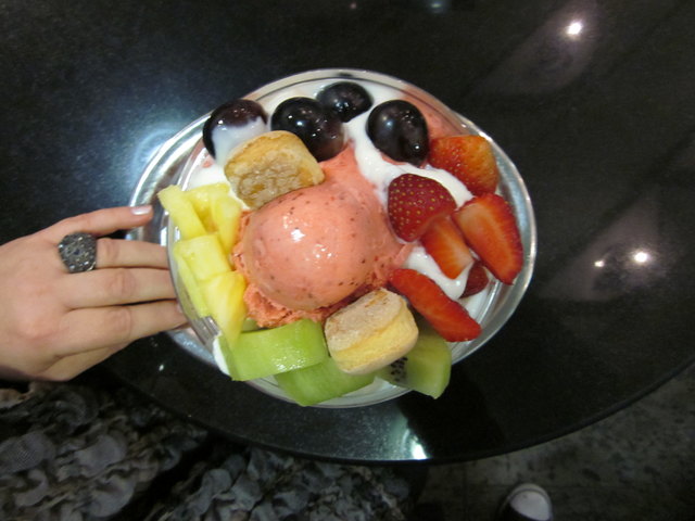 mein erster Eisbecher 2011 /Rafaelo-Erdbeereis Joghurt und frische ...