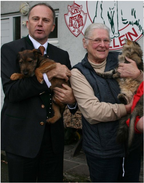 LR Sepp Eisl mit Rita Klinger vom Halleiner Tierheim.