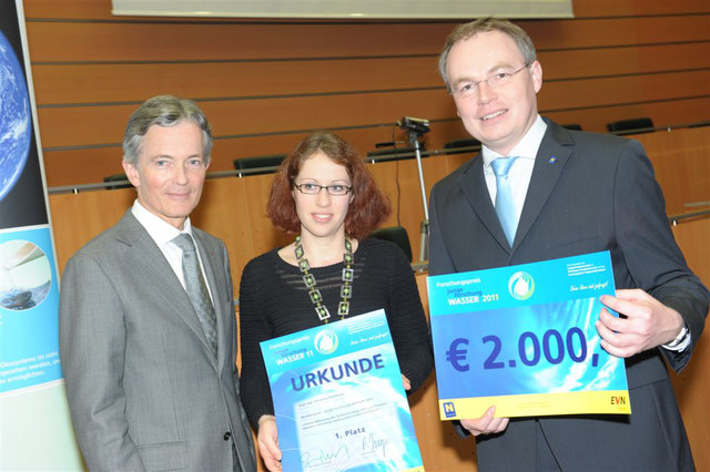 Belegte den ersten Platz: Christina Fuchsluger (IFA Tulln) mit Vorstandssprecher Peter Layr (EVN AG) und LR Stephan Pernkopf. | Foto: ZVG