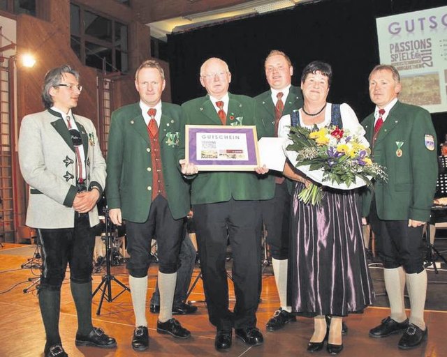 Im Rahmen des Frühlingskonzertes der Marktmusikkapelle Straden erhielt Präsident Alfred Schuster das Verdienstkreuz in Gold vom Landesverband.      Foto: WOCHE