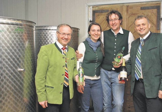 Eva und Josef Nestelberger mit Bürgermeister Buchgraber und LAbg. Ober.