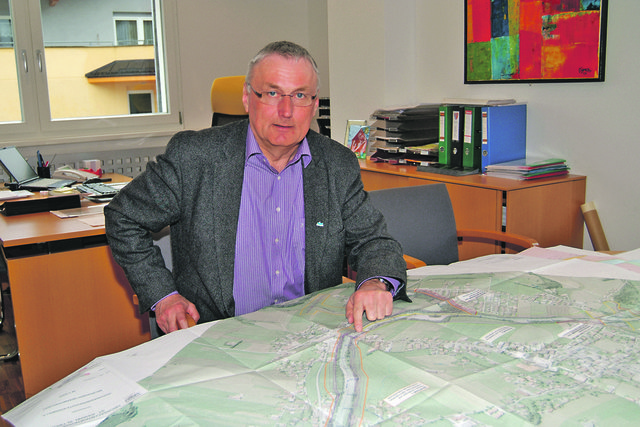 Bgm. Stefan Mühlberger mit dem wasserrechtlich genehmigten Ausbauplan der Großache. | Foto: Eberharter