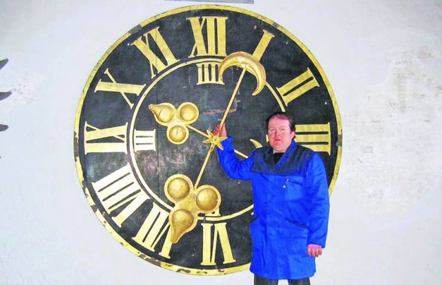 Josef Reicht mit dem mächtigen Ziffernblatt der Turmuhr der Basilika von Mariazell. | Foto: Reicht