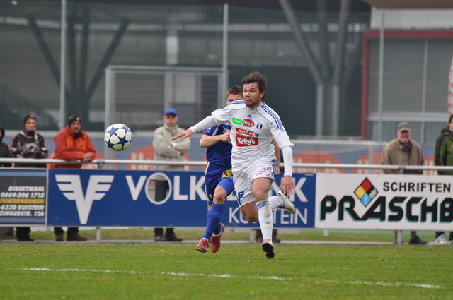 Kufsteins Thomas Meixner (weiß) setzte sich immer wieder gegen seinen Vorarlberger Verteidiger durch. | Foto: Schgwaighofer
