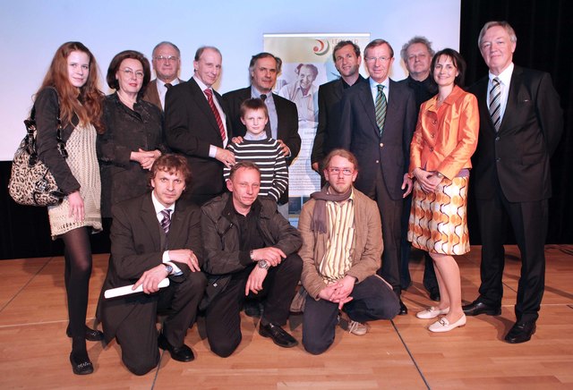 Premierenfeier: Das Filmteam und die drei Kohr-Darsteller mit Vertretern aus Politik, Wirtschaft, ORF und Leitern der Leopold Kohr-Akademie. | Foto: LKA/Schweinöster