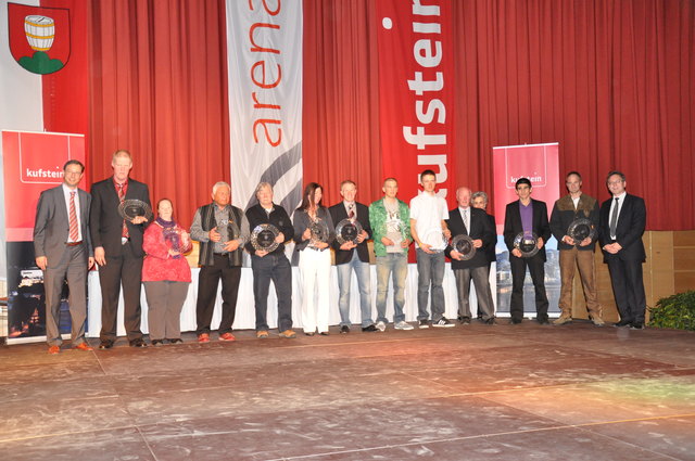 Sportler Sonderehrungen: Enes Ahmetovic, Birgit Pickert, Sabine Tischler, Gustl Strobl, Otto Richter, Hedwig Kofler, Richard Kofler, Michael Mayer, Franziska Niederacher, Maximilian Kuen, Patrick Salcher, Julian Pernter, Paul Koller, Nico Resch und Nico D | Foto: Schwaighofer